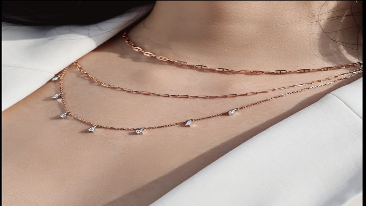 Rahasia Layering Kalung Emas agar Penampilan Lebih Chic dan Modern