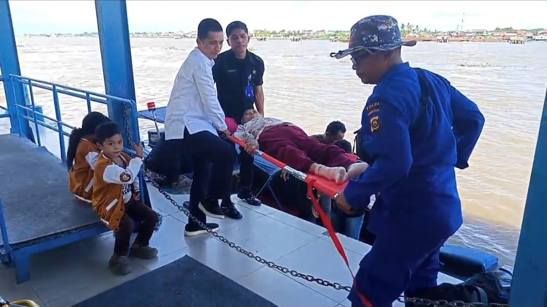 Ambulans Apung Polda Sumsel Selamatkan Pasien Lansia di Desa Upang