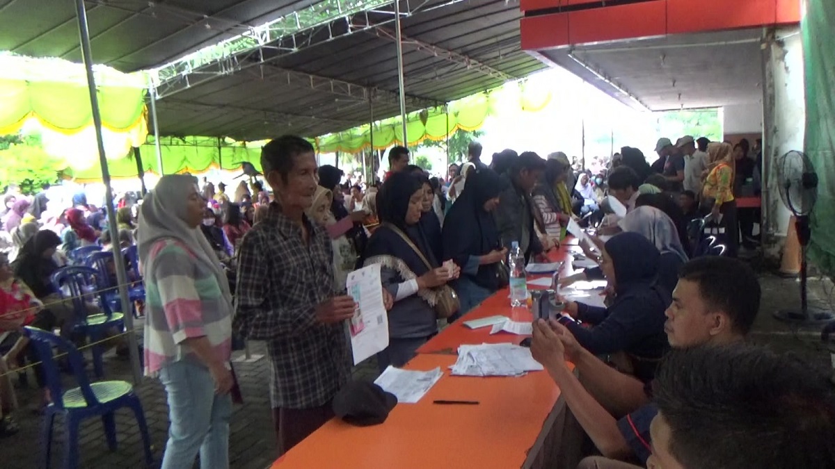 Jelang Natal, Ribuan Warga Palembang Serbu Penyaluran Bansos 