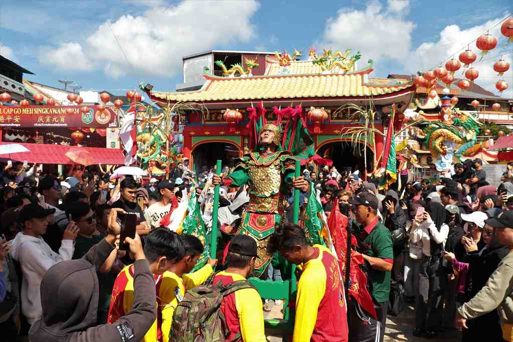 Ratusan Tatung Meriahkan Ritual Cuci Jalan Sambut Cap Go Meh 