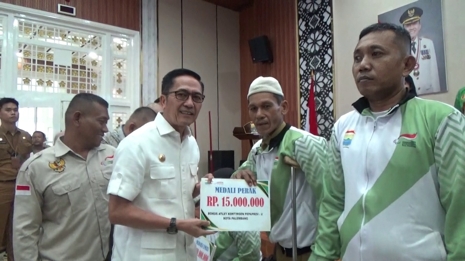 Atlet Berprestasi Terima Bonus, Ratu Dewa: Ini Bentuk Apresiasi Nyata