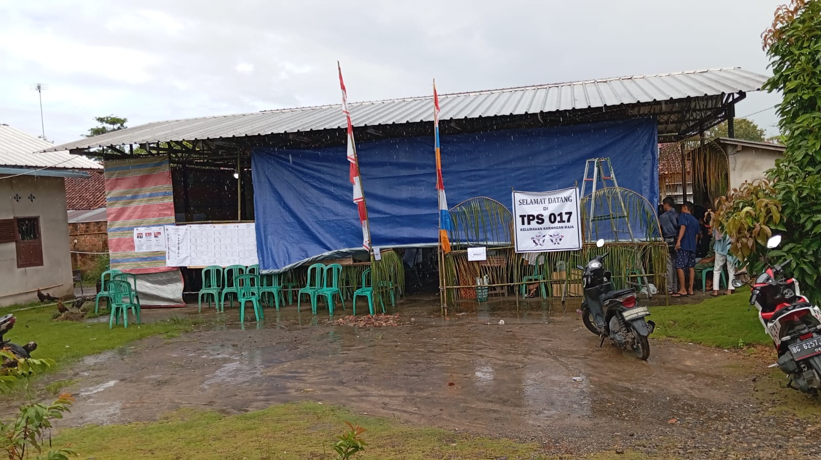 Pemilihan Umum (Pemilu) di Kota Prabumulih hujan deras, Petugas KPPS Kewalahan.