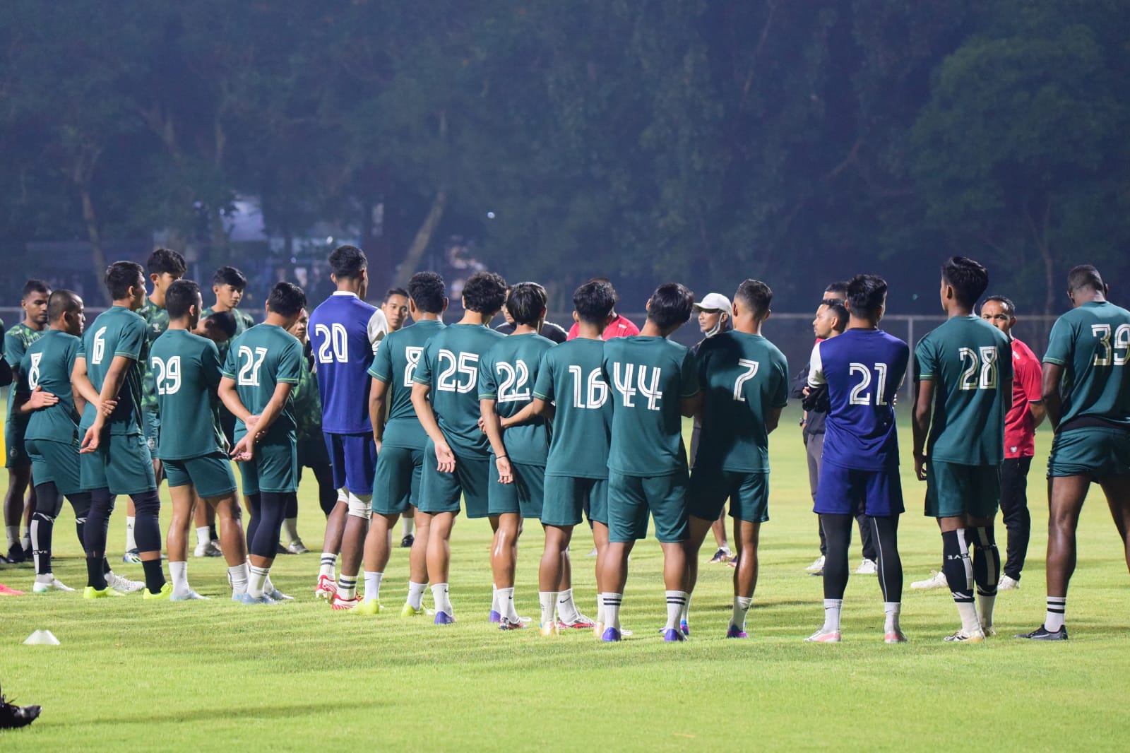 Jelang Laga Away ke Aceh, Skuad Sriwijaya FC Menggelar Latihan Malam Hari