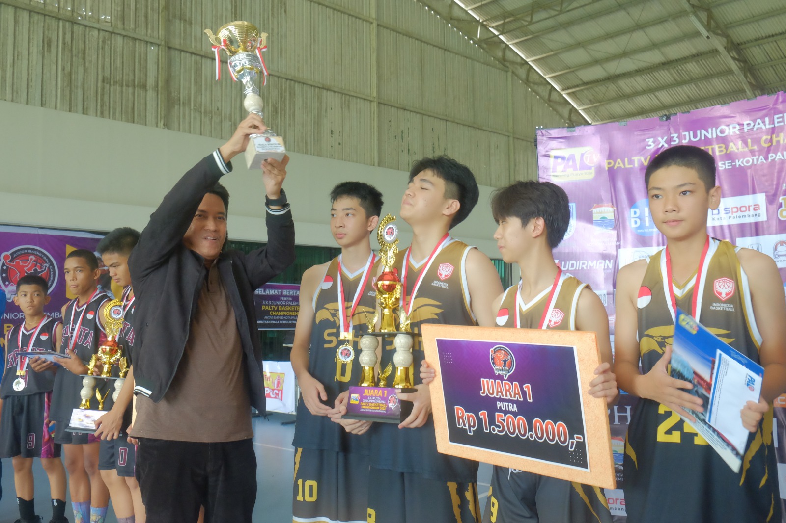 Serahkan Piala Bergilir Wali Kota Palembang, 3x3 Junior Palembang PALTV Basketball Championship Resmi Ditutup