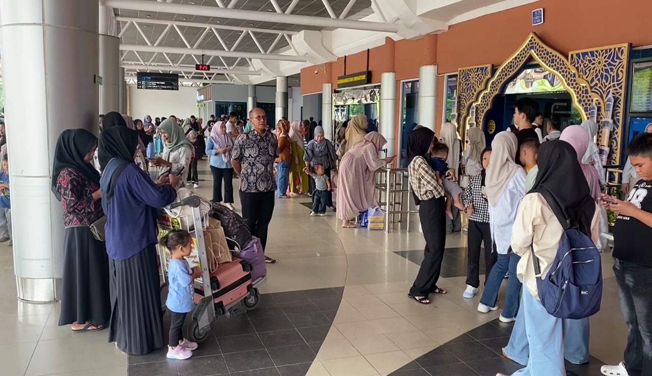 Puncak Arus Balik, Bandara SMB II Palembang Dipadati Penumpang 
