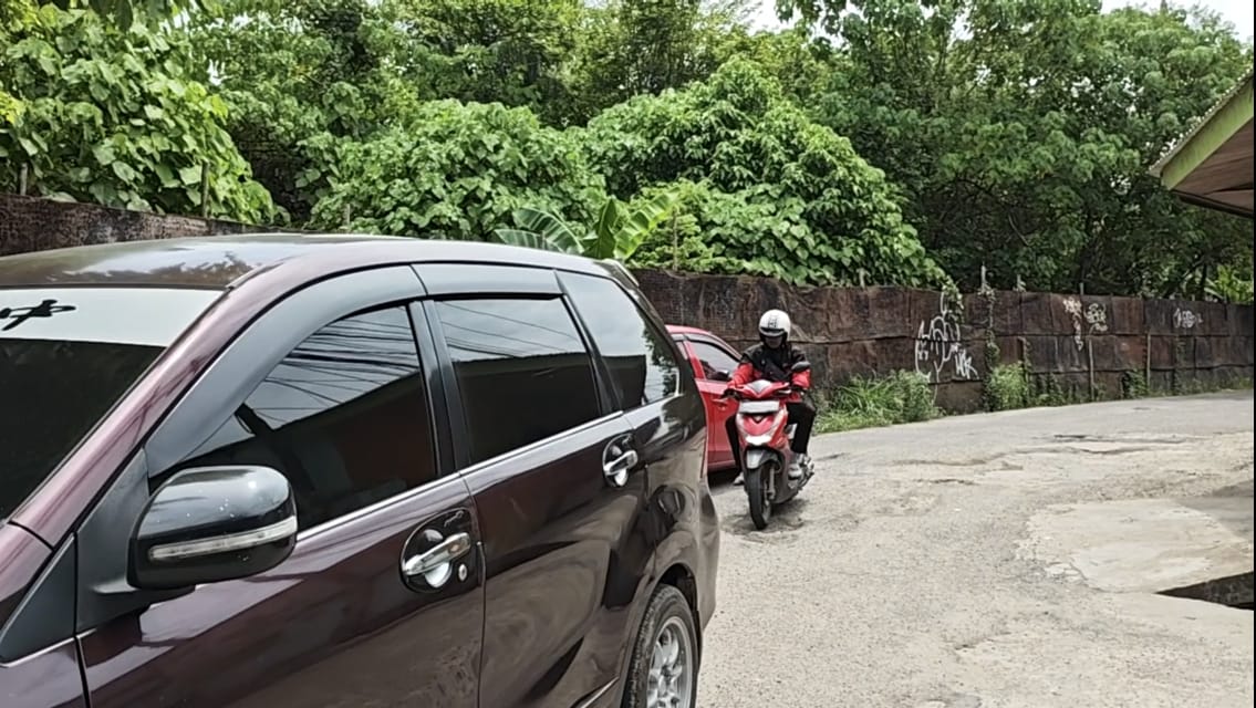 Jalan Simanjuntak Rusak, Warga Khawatir Picu Kecelakaan