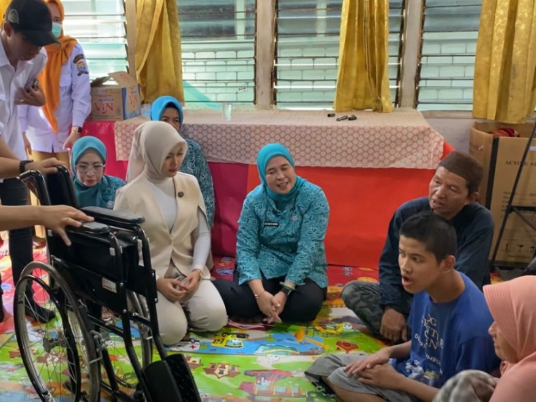 Suasa Haru Warnai Penyerahan Bantuan Kursi Roda untuk Ulil Albab 