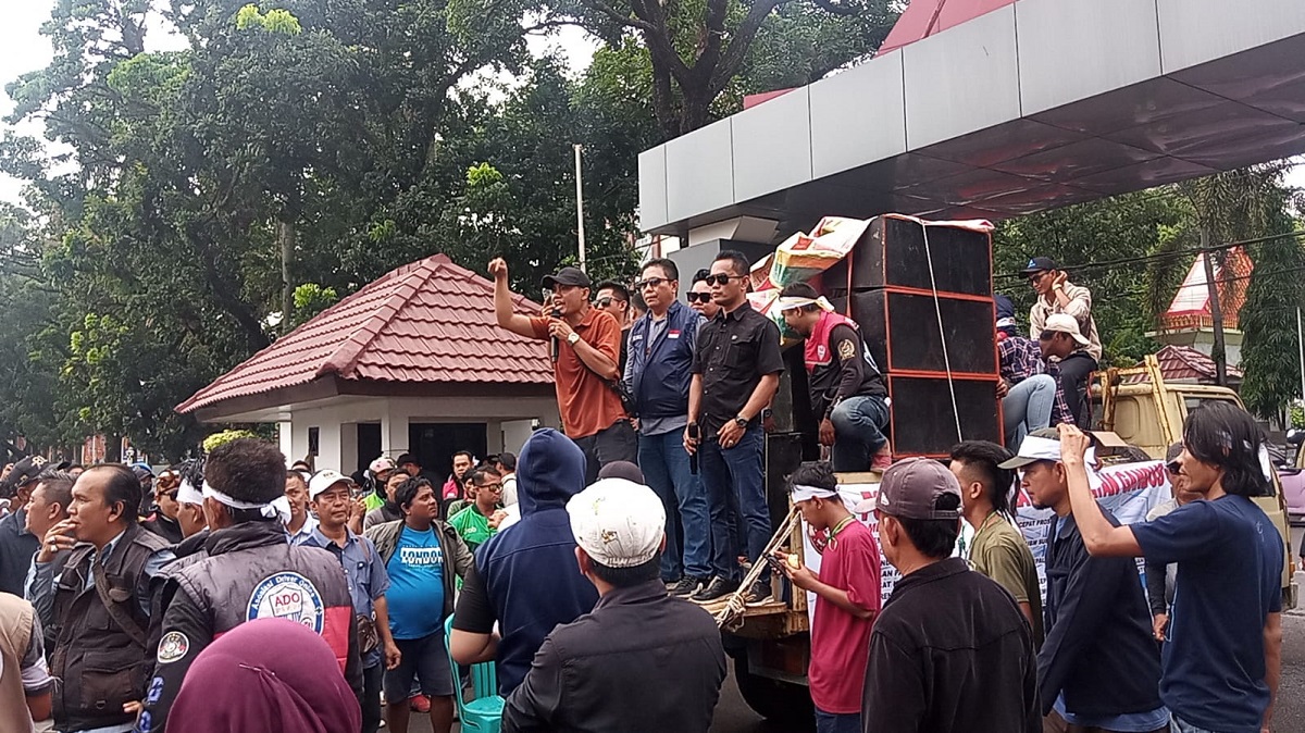 Ratusan Warga Gandus Gelar Demo di Kantor Gubernur Sumsel, Tuntut Perbaikan Jalan!