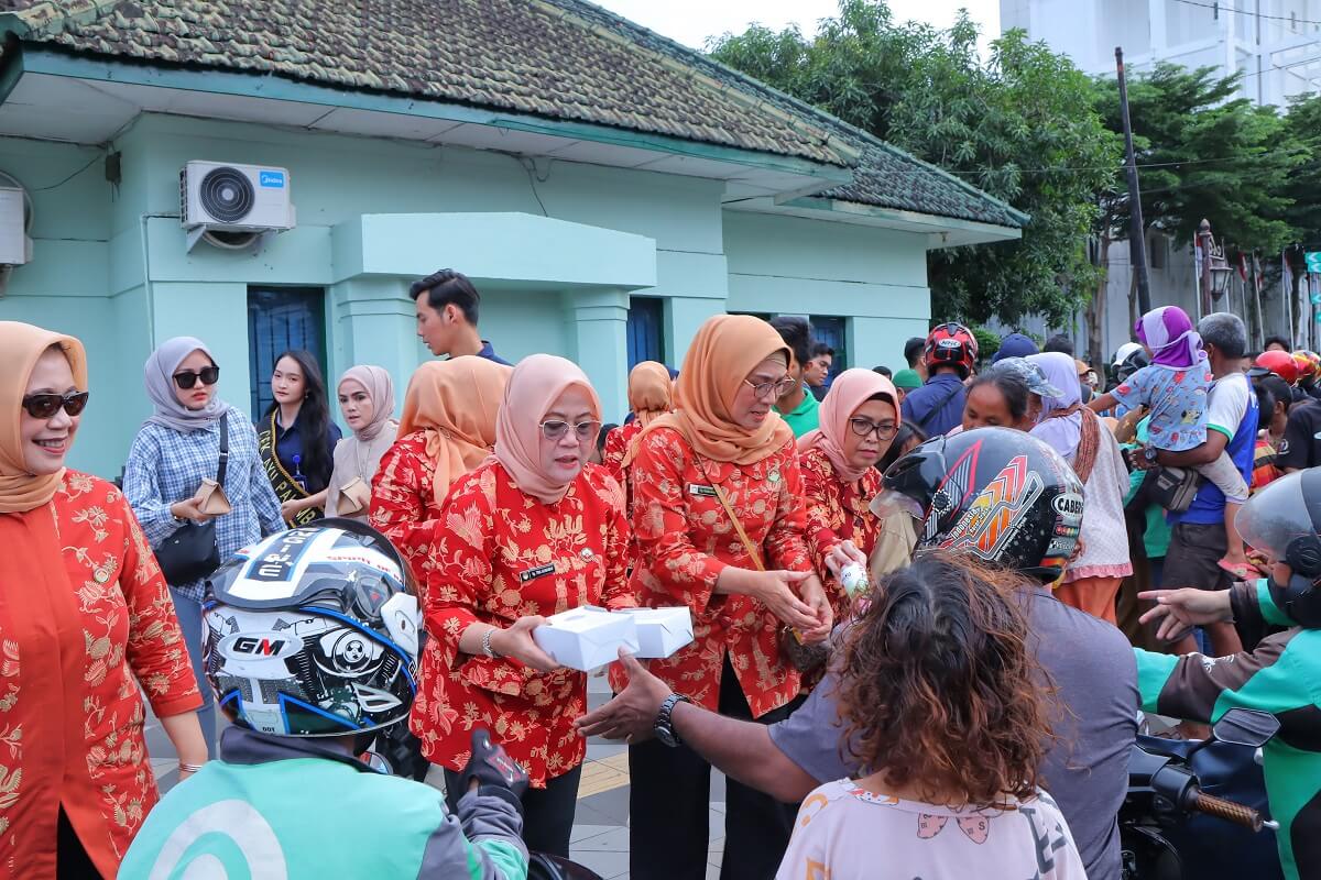 Semangat Ramadan, Dharma Wanita Persatuan Kota Palembang Berbagi Takjil Perkuat Silaturahmi