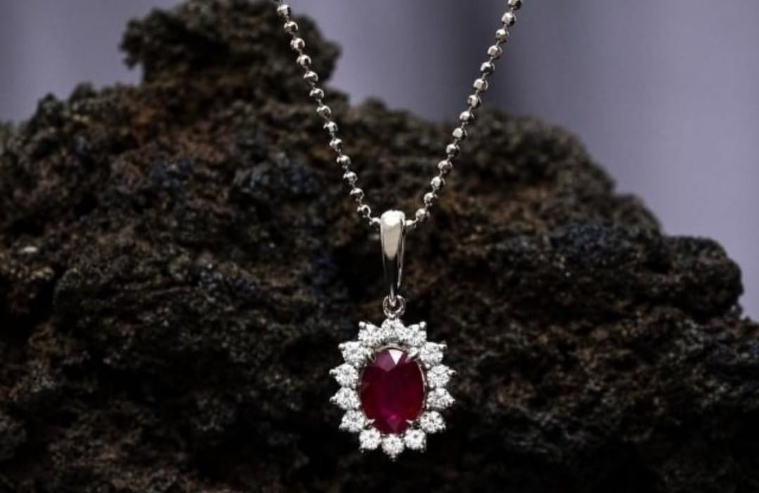 Kombinasi Mewah Liontin Emas dengan Sentuhan Berlian dan Batu Mulia