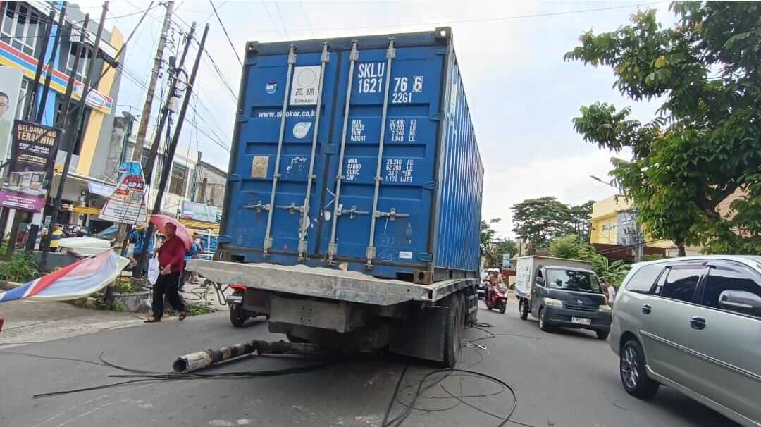 Rem Blong, Truk Kontainer Tabrak Tiang Listrik Hingga Terseret Puluhan Meter