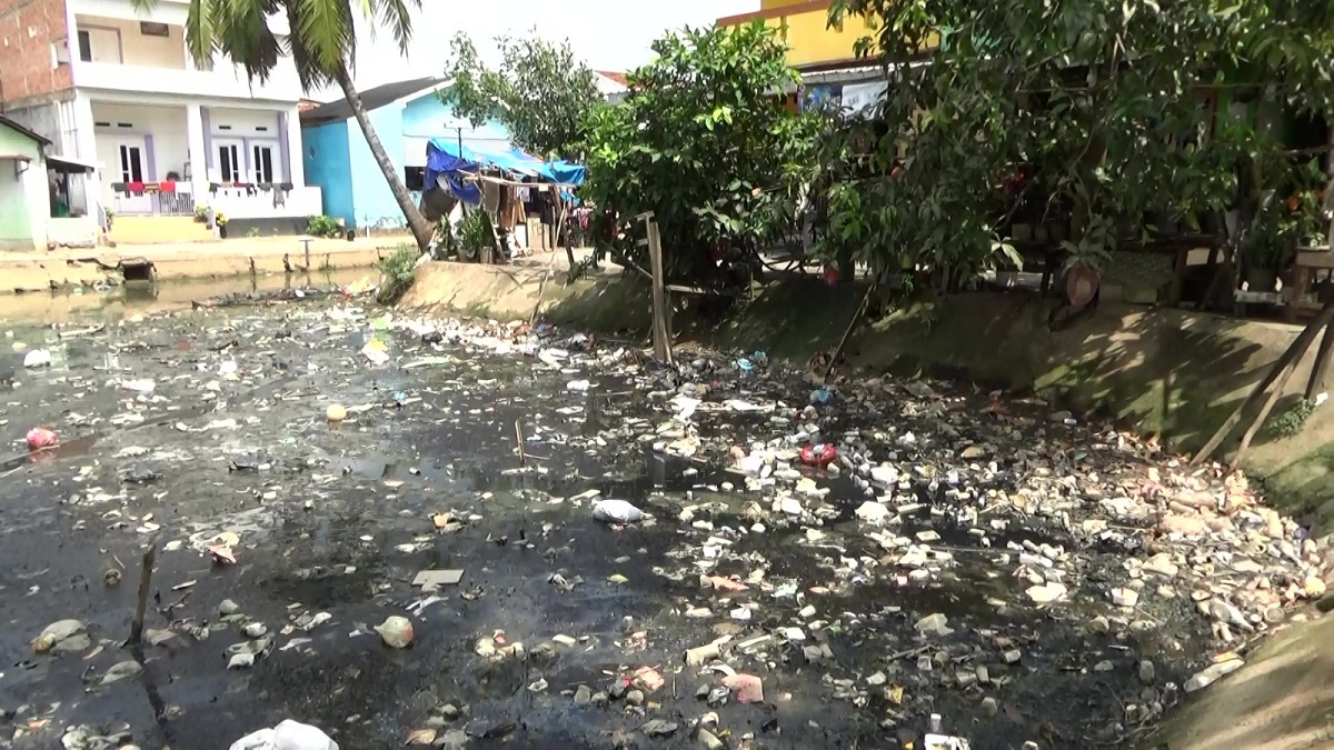 Waduk Talang Aman Dipenuhi Sampah, Warga Keluhkan Bau Tak Sedap