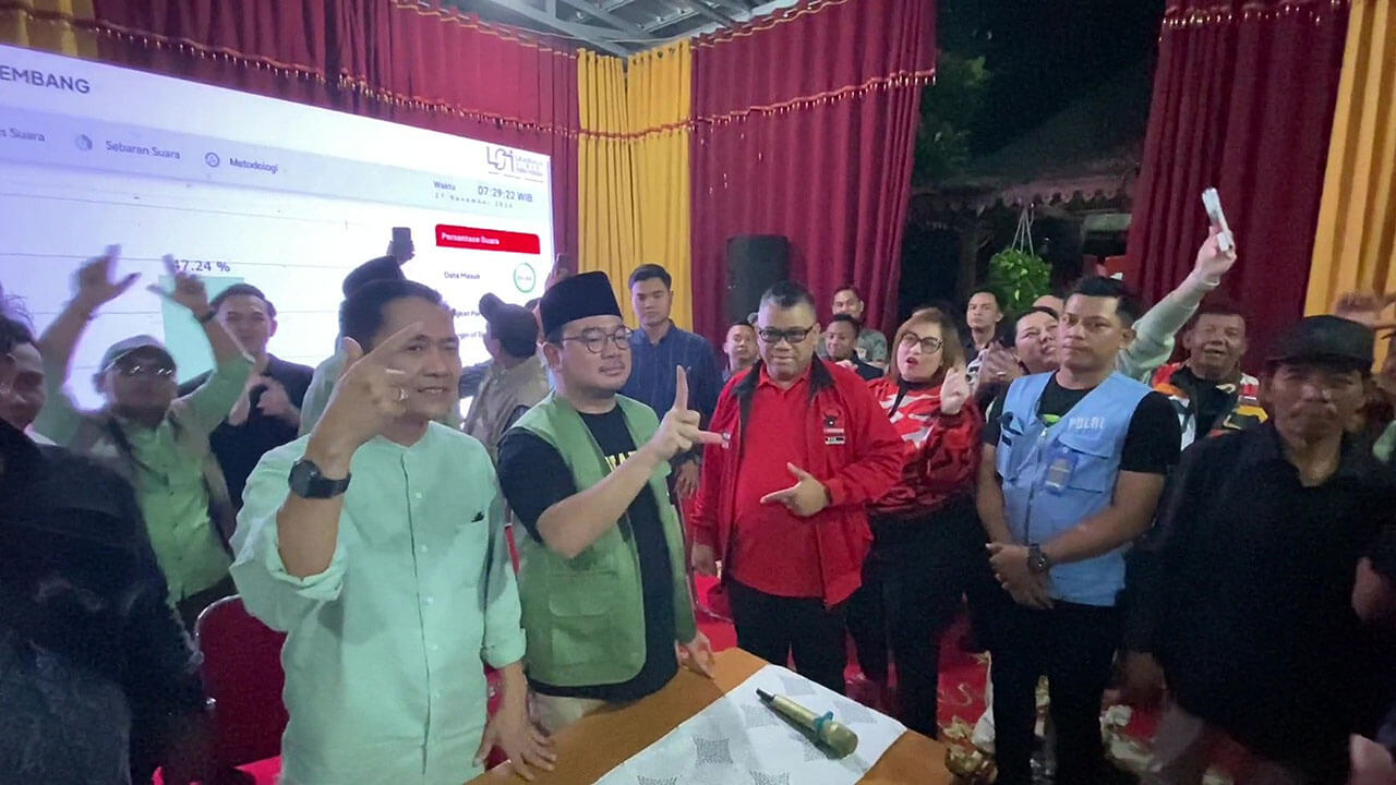 Suasana Haru Warnai Keunggulan Quick Count Paslon Walikota Palembang Ratu Dewa-Prima Salam