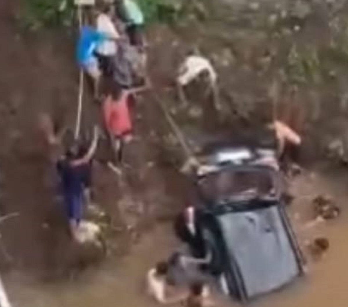 Dramatis, Evakuasi Mobil Travel Terjun Bebas ke Sungai Kelingi Oleh Warga