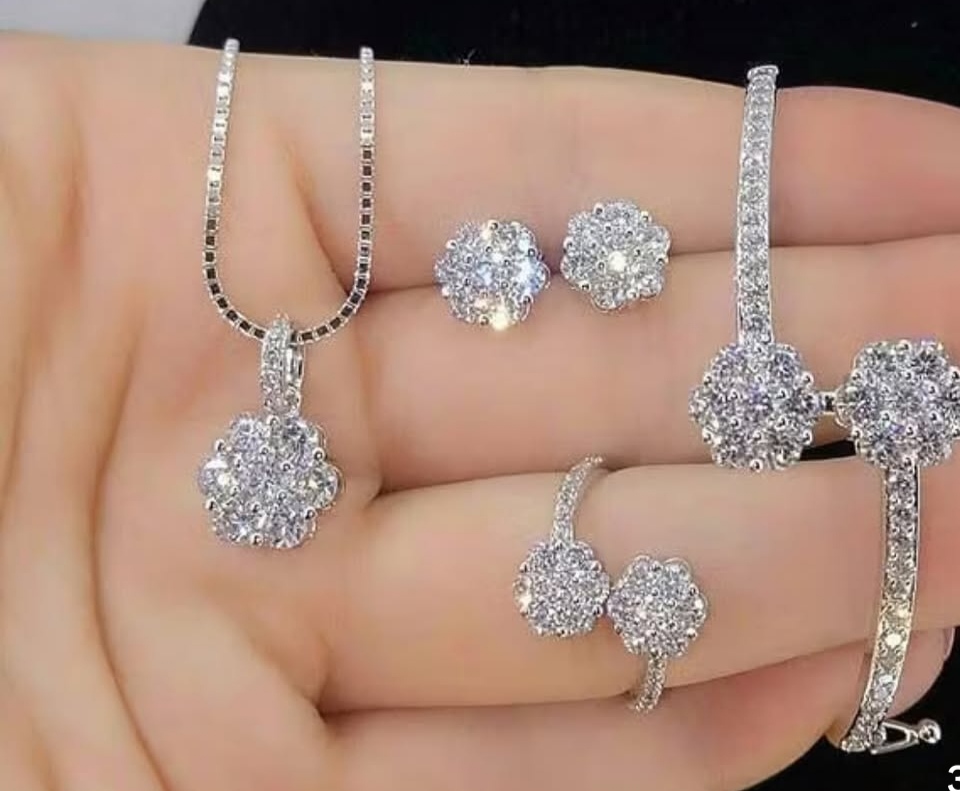 Kilau Anggun Emas Putih dengan Desain Teardrop yang Makin Digemari