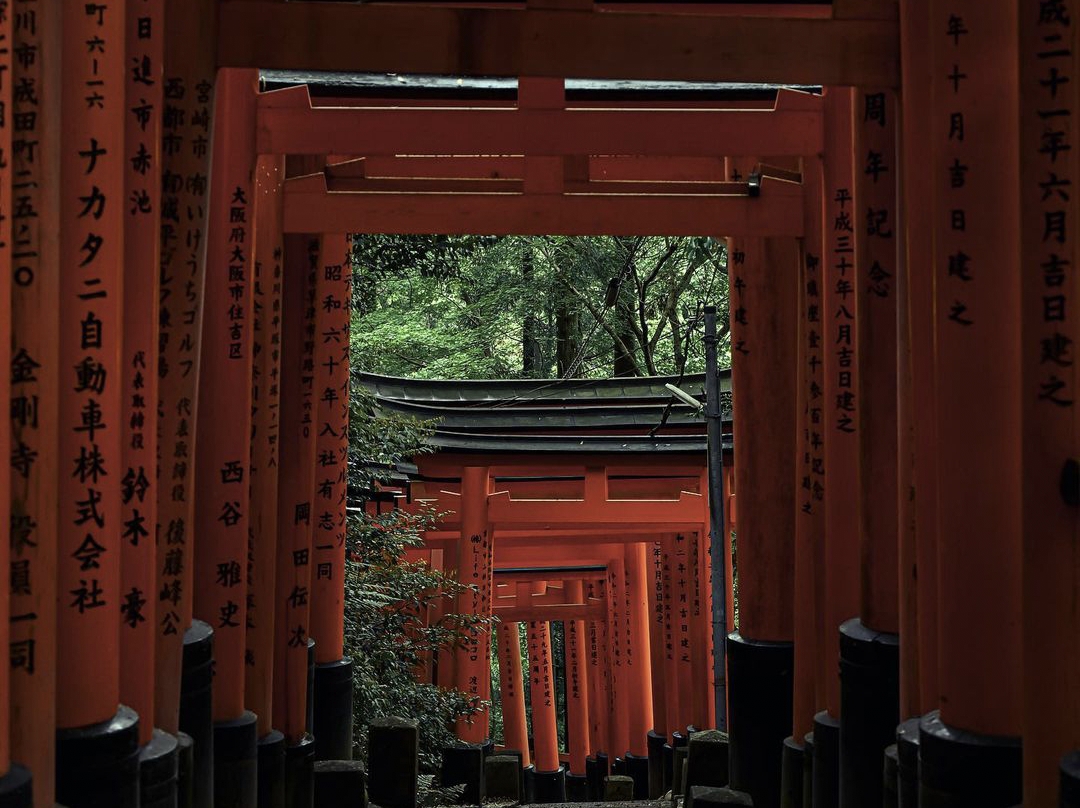 Fushimi Inari Taisha Keindahan Kuil menarik ribuan pengunjung di Kyoto