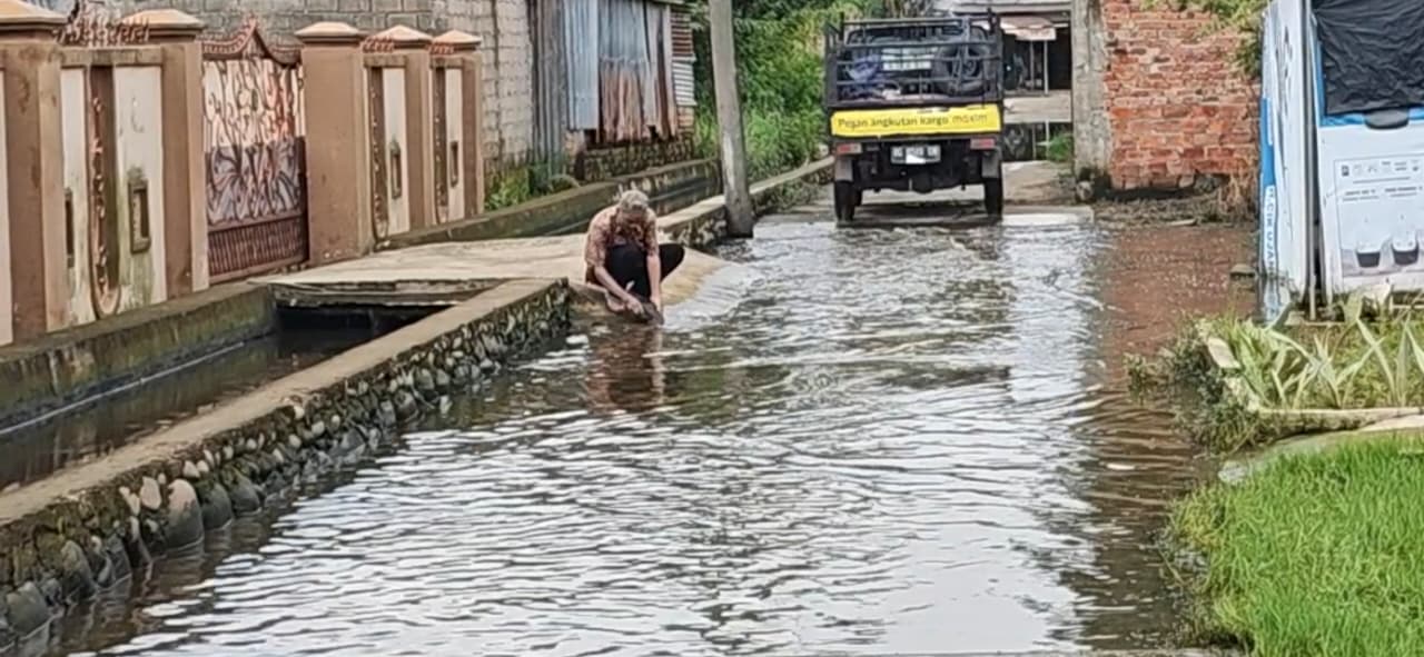  Genangan Tak Surut Dua Minggu, Aktivitas Warga Lorong Pamuda Terganggu