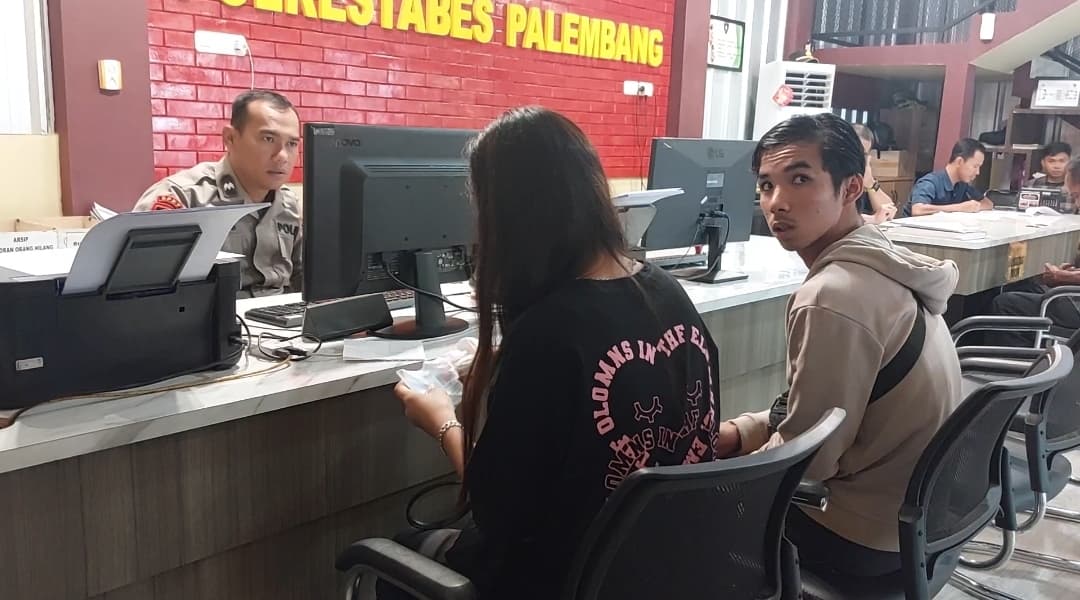 Dikeroyok 5 Remaja di Palembang, Andrien Bersama Istri Ngelapor Polisi