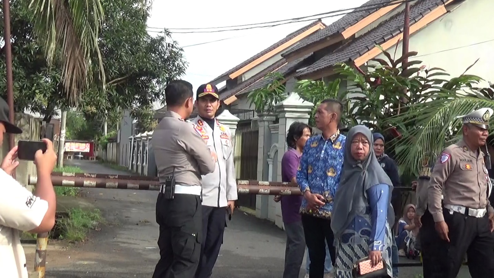 Akibat Jalan Ditutup Portal, Aktivitas Warga Karantina Palembang Terganggu