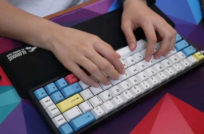 Rahasia di Balik Keyboard Nirkabel: Praktis atau Bikin Lemot?