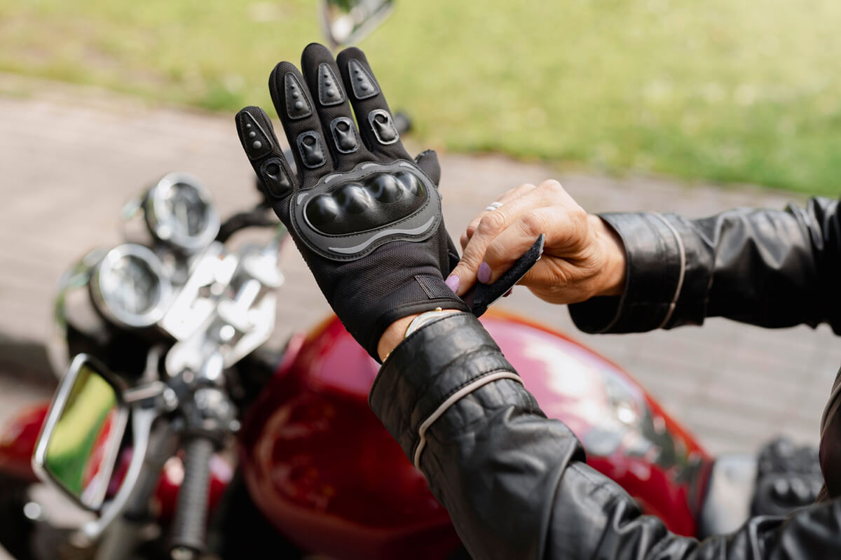 Penggunaan Sarung Tangan Motor Penting Bagi Pengendara? Inilah 5 Manfaat Sarung Tangan Saat Berkendara!