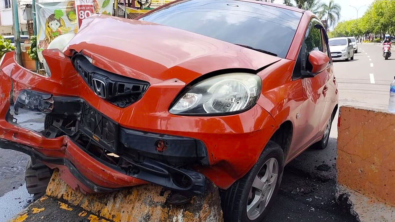 Diduga Sopir Mengantuk, Mobil Honda Brio Hantam Pembatas Jalan Angkatan 45 Palembang