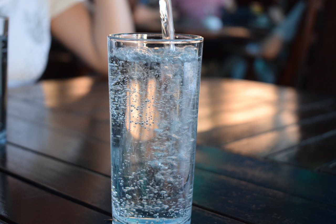 Pentingnya Memperbanyak Minum Air Putih di Teriknya Panas Matahari