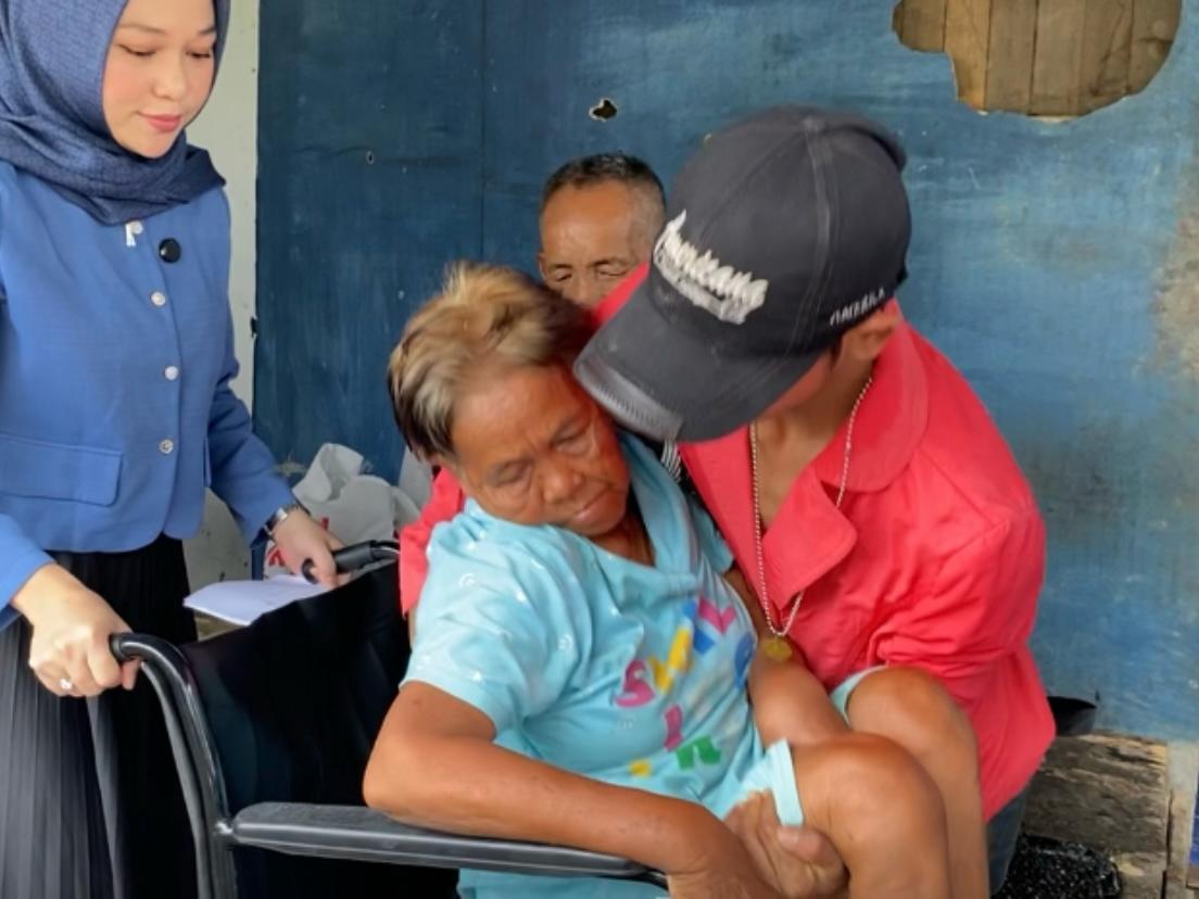 Alami Lumpuh di Usia Senja, Suka Cita Gadis Terima Bantuan Kursi Roda
