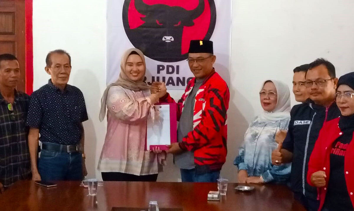 Putri Asli Semendo Lia Anggraini Ambil Formulir Penjaringan Bacawabup di DPC PDI-Perjuangan Muara Enim