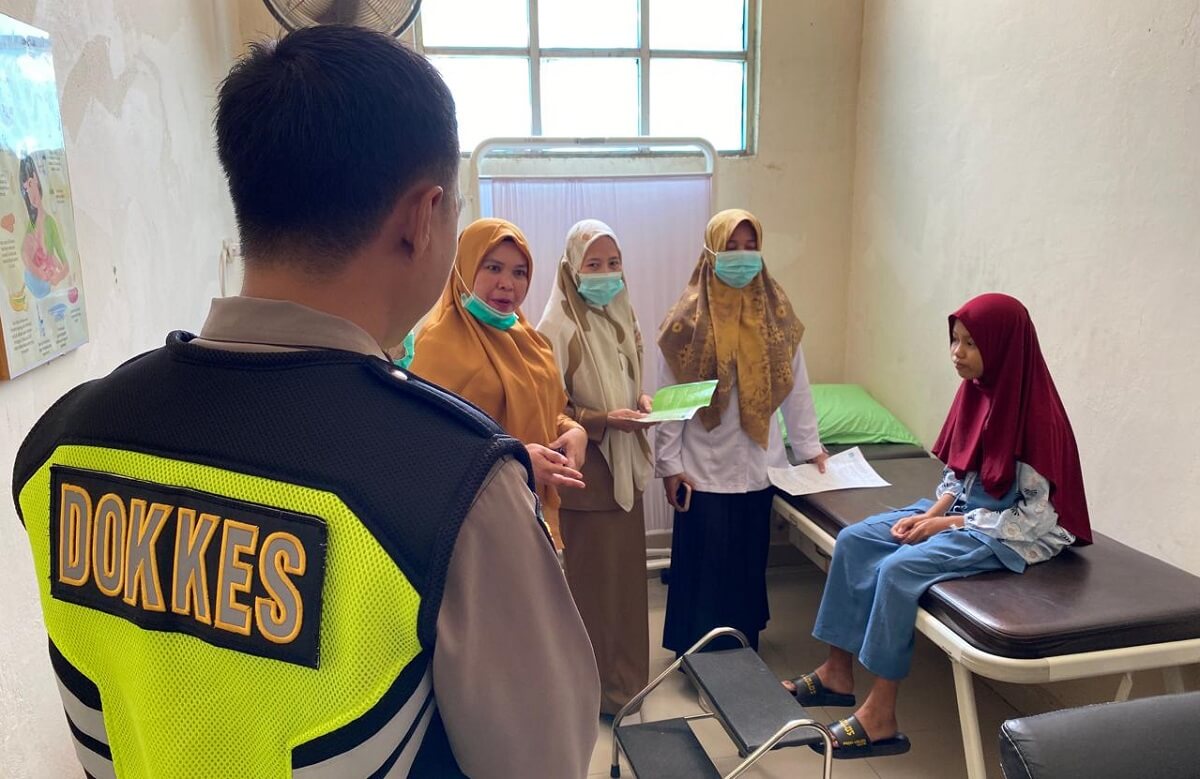 Tim Dokkes Polres Ogan Ilir Periksa Kesehatan Gadis Kecil Penderita Gizi Buruk di Desa Mandi Angin