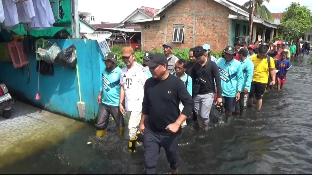 Walikota Palembang Tinjau Titik Genangan Air di Sukarami dan SU II (ADV) 