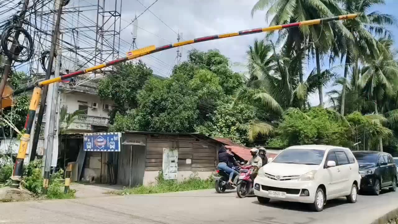 Bahaya Mengintai! Portal Sako Baru Miring Ancam Nyawa Pengguna Jalan