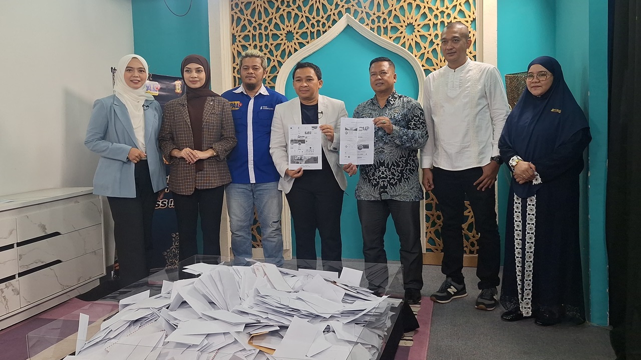 Sumiyati dan Abdul Karim Pemenang Umrah Anten Anten Nunggu Buko dari Holiday Angkasa Wisata