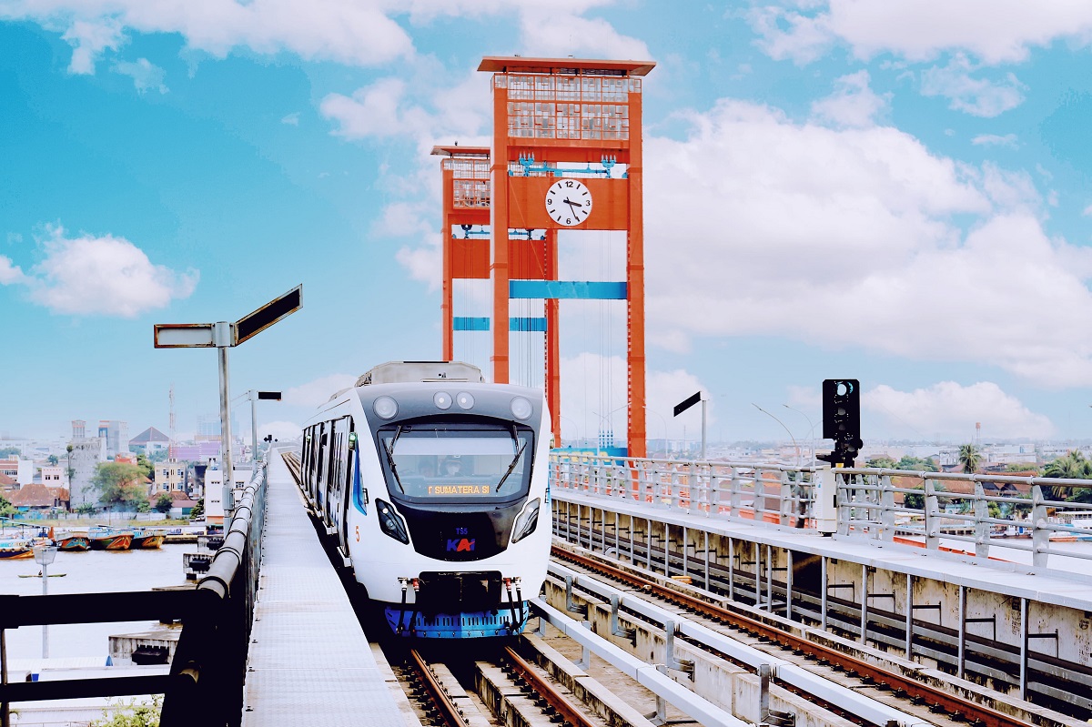 Naik LRT di Palembang? Lihat Keindahan Jembatan Ampera dari Sudut Berbeda!