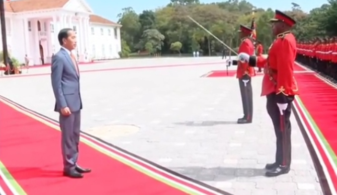 Momen Jokowi tersenyum saat keblabasan dalam Upacara Penyambutan Kenegaraan di Kenya