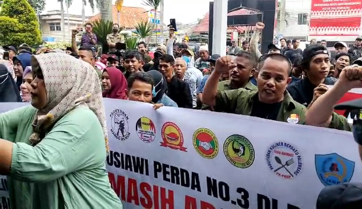 Ribuan Pengusaha Kuliner Serbu Kantor Walikota Palembang dalam Aksi Damai