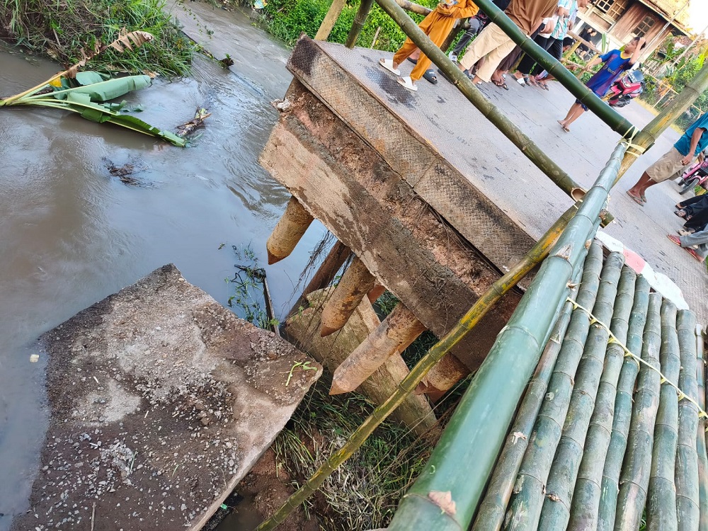 Jembatan Putus di Muara Kumbang, Polisi dan Warga Bangun Penghubung Darurat