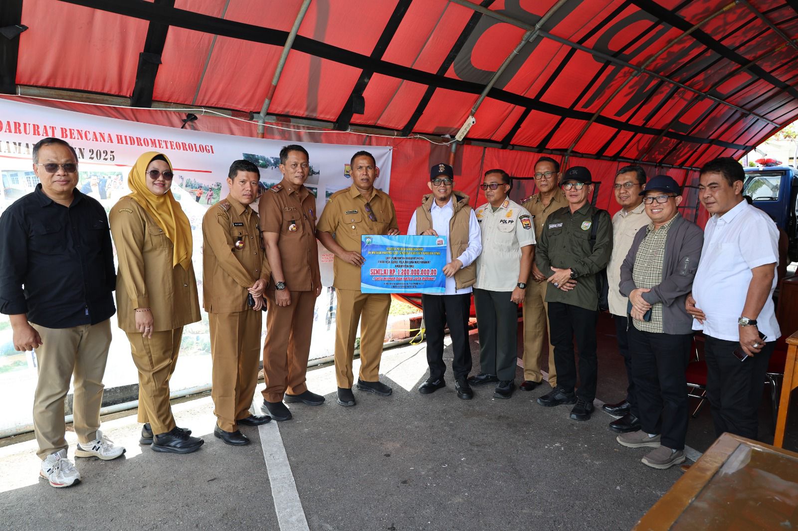 Bupati OKU Antarkan Langsung Bantuan Kemanusian Rp1,2 Milyar Untuk Korban Bencana Hidrometeorologi Sumatera