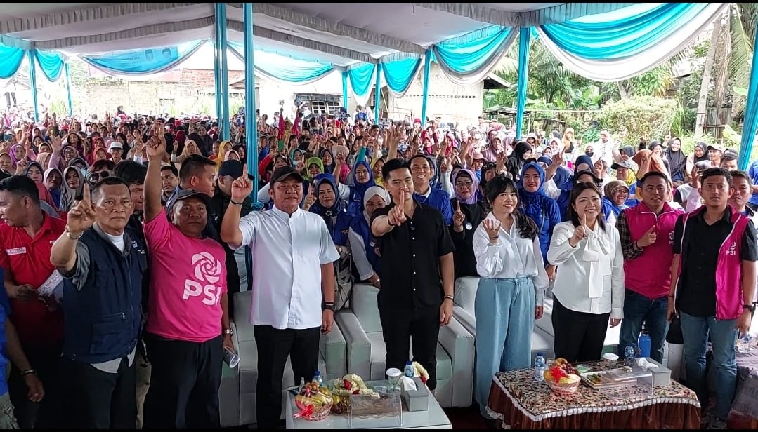 Herman Deru dan Kaesang Pangarep Gelar Tebus Murah Sembako di Tegal Binangun