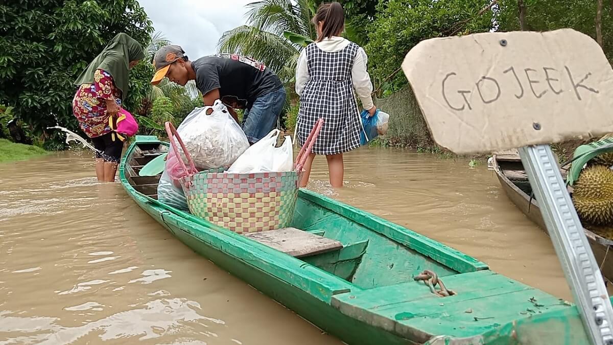 Bukan Cuma Musibah, Banjir di Muara Enim Juga Mendatangkan Berkah bagi Pemilik Perahu