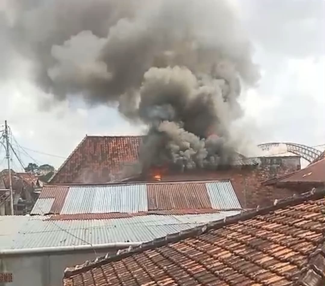 Lagi Sholat Dhuha, Rumah Guru SD di Palembang Ludes Terbakar