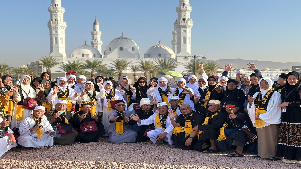 Jemaah Umroh Holiday Angkasa Wisata 2 Oktober 2025 Jalani Ziarah Dalam dan Luar Kota Madinah.