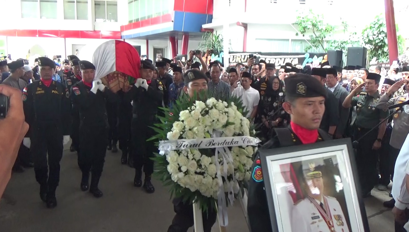 Herman Deru pimpin Upacara pelepasan Jenazah Almarhum Alex Noerdin 