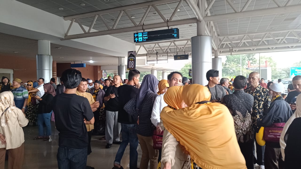 433 Jamaah Umrah Holiday Angkasa Wisata keberangkatan 17 Juli Pulang ke Palembang, Disambut Haru Keluarga