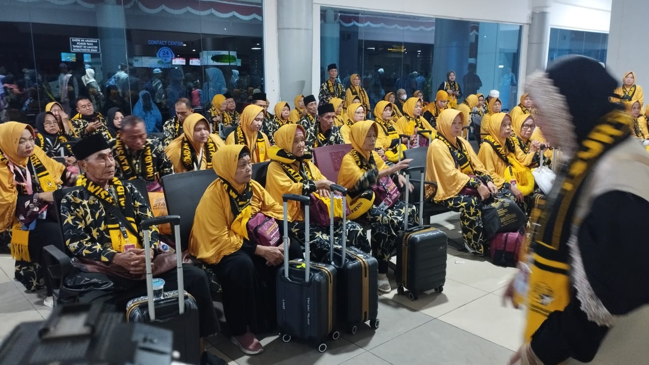 Holiday Angkasa Wisata Lepas 80 Jemaah Umroh ke Tanah Suci 12 hari