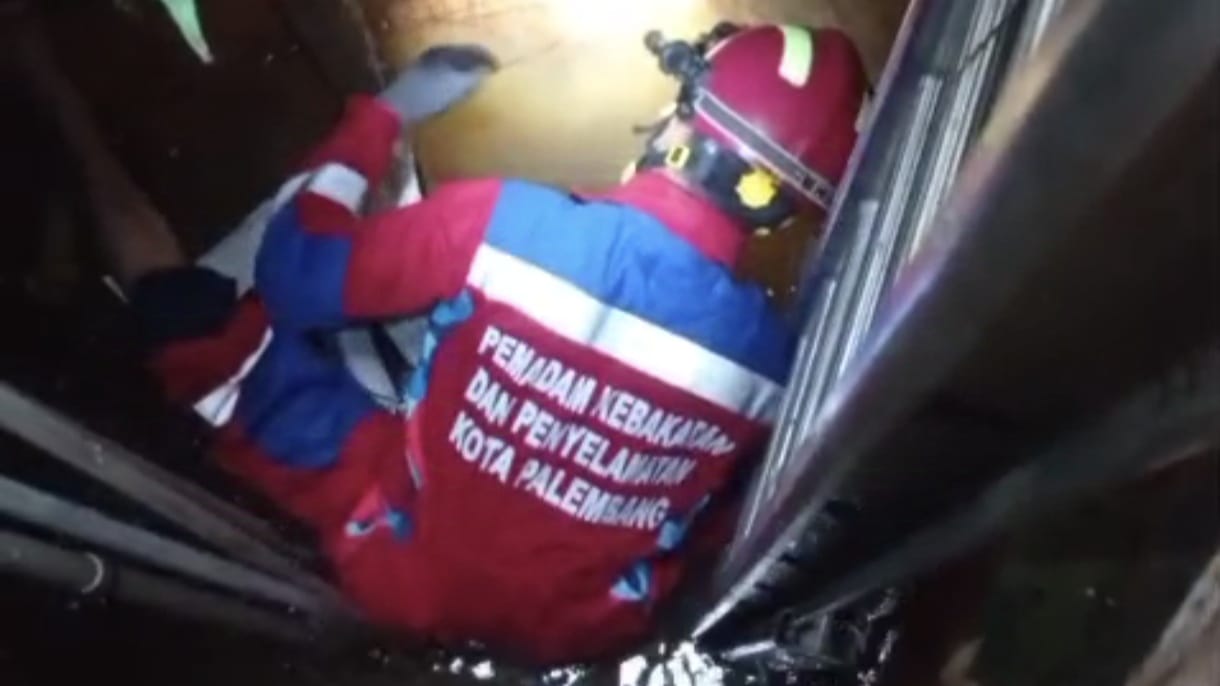 Tim Rescue Damkarmat Palembang Evakuasi Kucing dari Sumur Gelap 8 Meter