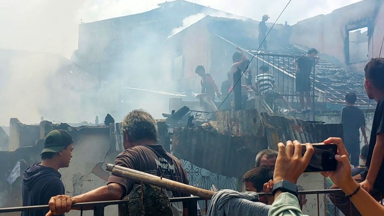Kebakaran Hebat Lalap Rumah Warga di 14 Ilir Palembang