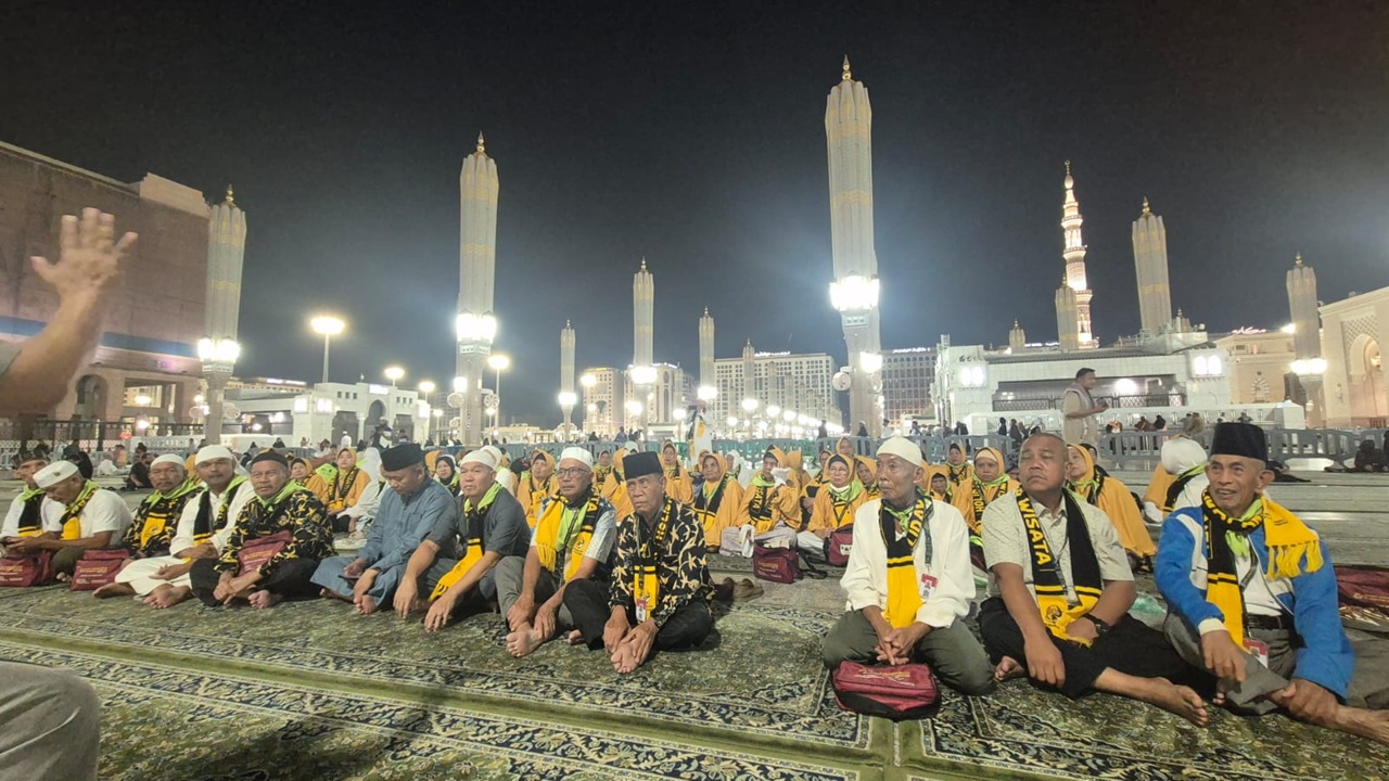 433 Jemaah Umroh Holiday Angkasa Wisata Tiba di Madinah, Penuh Haru di Masjid Nabawi