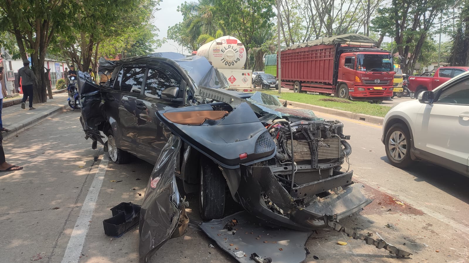 Mobil Innova Ringsek Berat Usai Tabrak 2 Dump Truk di Jalan Soekarno Hatta Palembang
