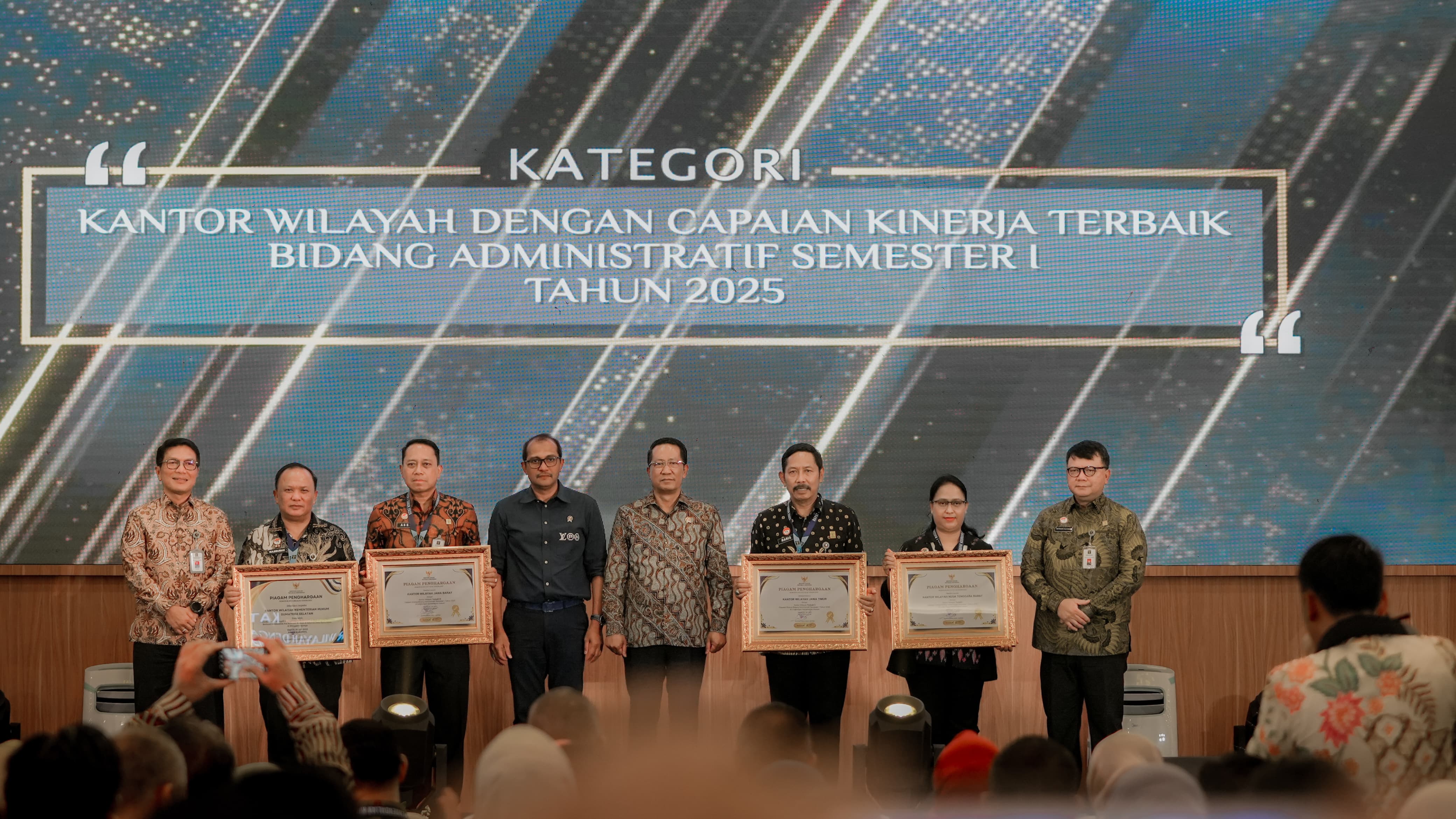 Rakor Kinerja Semester I Ditutup, Kanwil Kemenkum Sumsel Raih Penghargaan Menteri Hukum